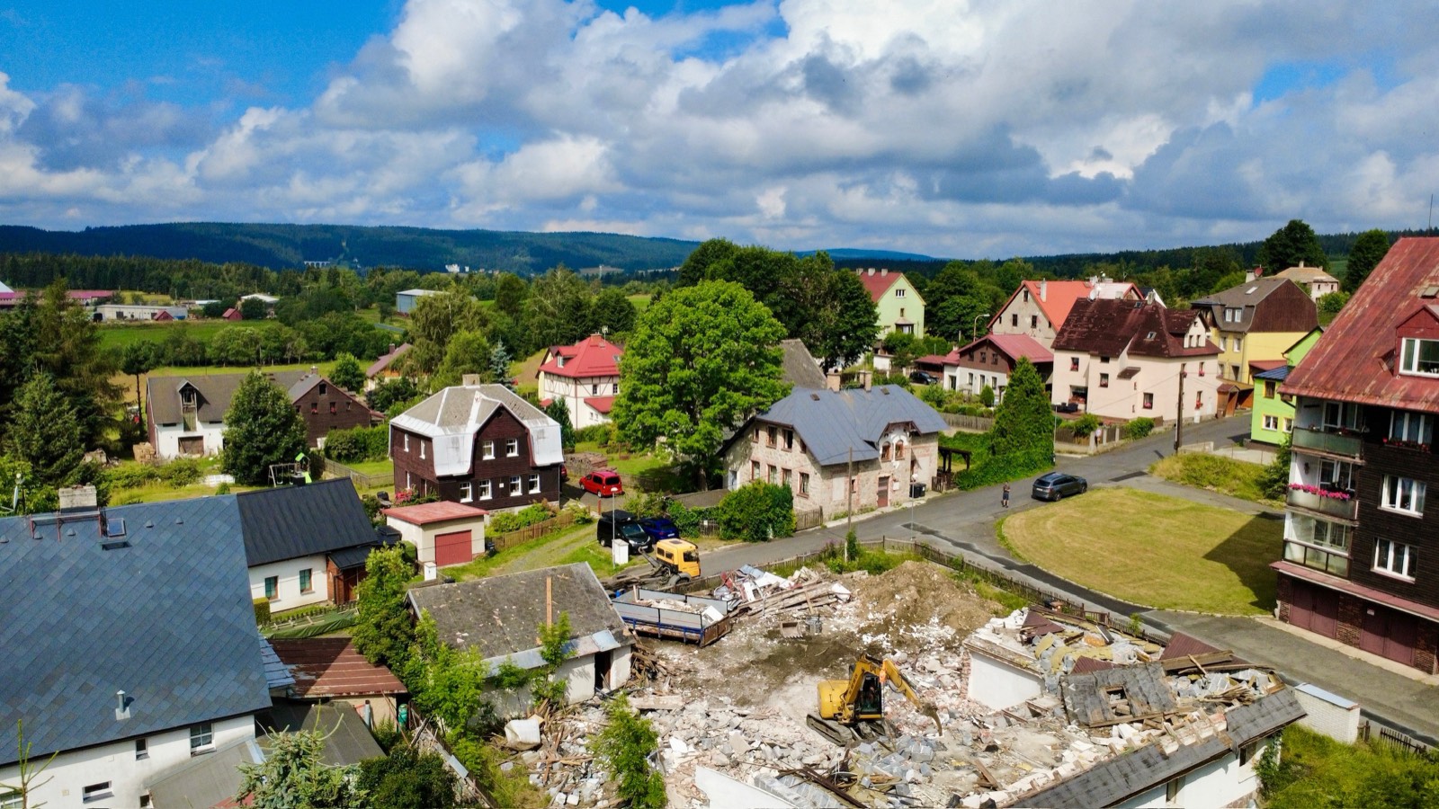 Letecký pohled na pozemek v Abertamech během demolice staré stavby